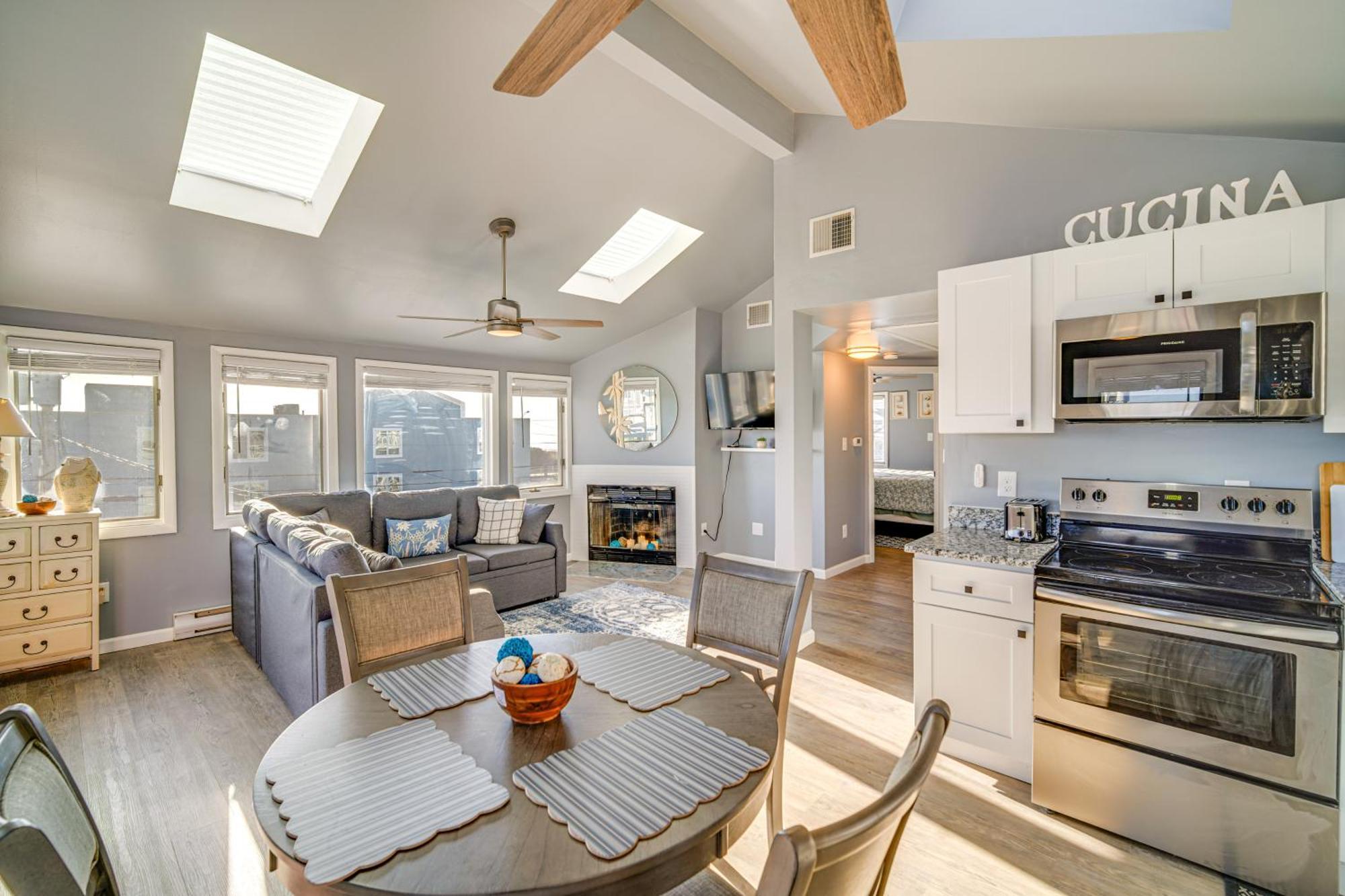 Ocean Retreat With Ocean Views, Walk To Beach! Appartement