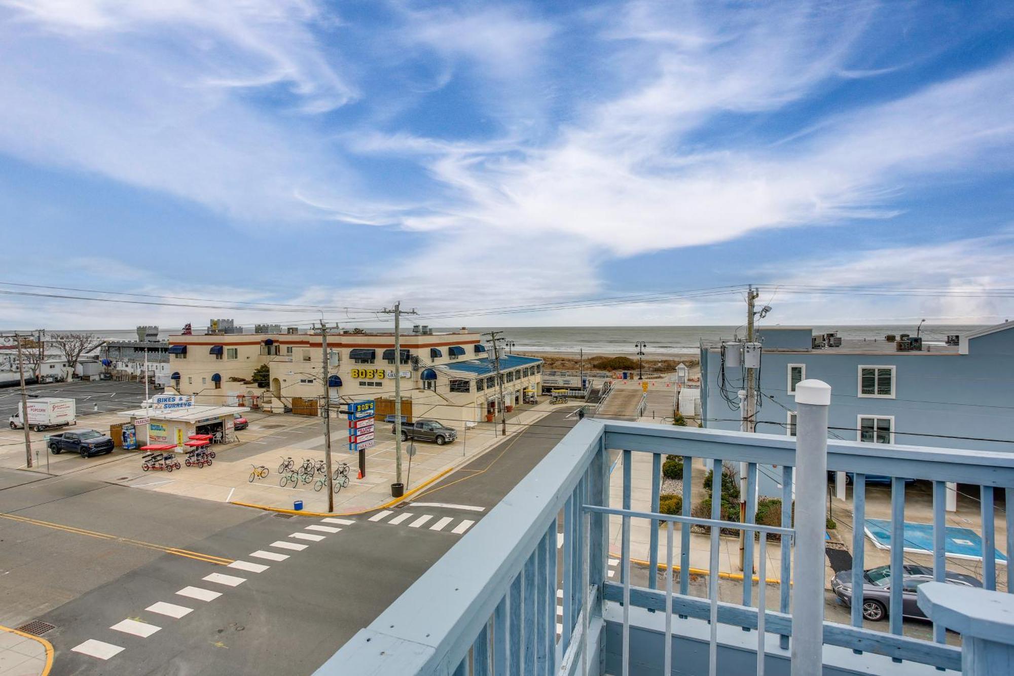 Ocean Retreat With Ocean Views, Walk To Beach! Appartement