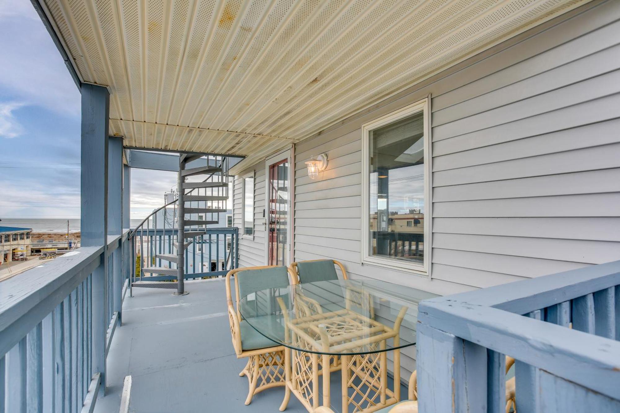 Ocean Retreat With Ocean Views, Walk To Beach!